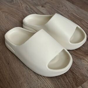 Beige Cloud Foam Slides. Size 36-37